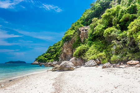 海滩上的热带岛屿岩石蓝天高卡姆帕塔亚泰兰梭桃邑康区太阳图片