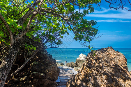 桥海滩上的热带岛屿岩石蓝天高卡姆帕塔亚泰兰水沿海图片