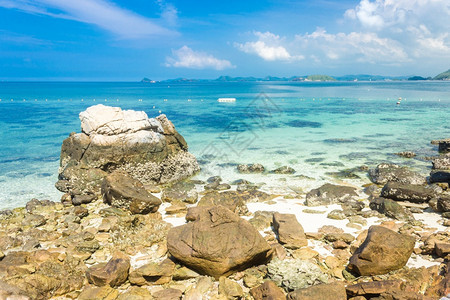 水美丽的海滩上热带岛屿岩石蓝天高卡姆帕塔亚泰兰木制的图片