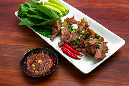 猪肉烤牛加辣味泰国风格的酱汁贴上菜单放图片