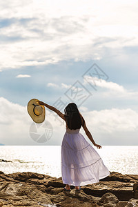 海自然假期那个女孩站在她背后带着一个快乐的姿势白种人高清图片素材