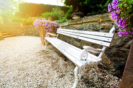 季节风景优美在丽的绿色公园中用鲜花搭配的座椅田园诗般图片