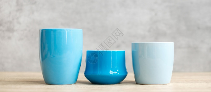 快乐的蓝咖啡杯和清晨木桌背景的蓝咖啡杯和茶空白复制文本间国际咖啡日及常活动概念休息颜色图片
