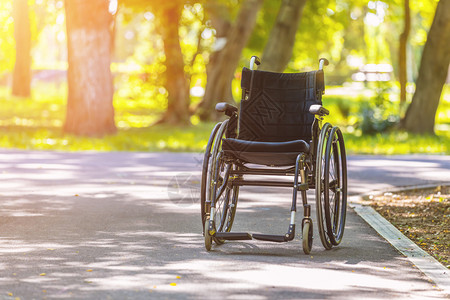 空闲轮椅停泊在路边公园的空置轮椅诊所失能户外图片