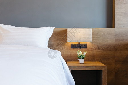 新的毯子旅行室内馆卧装饰的白色枕头加灯在床上装饰紧贴白枕头图片