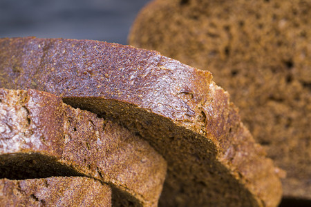 切碎一块黑面包烹饪时在厨房闭着这是麦片面包饼的产物酵母吃可口图片