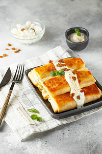 食物传统的俄罗斯薄煎饼配有干奶酪和葡萄健康传统早餐概念饼子图片