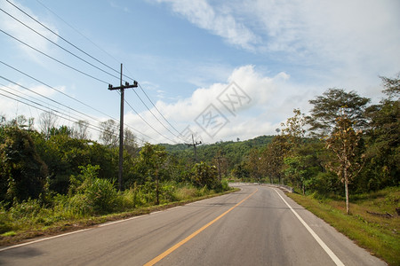 巷道沿路两边都有树木和山丘公路两侧都有树木和山林黎明高速公路图片
