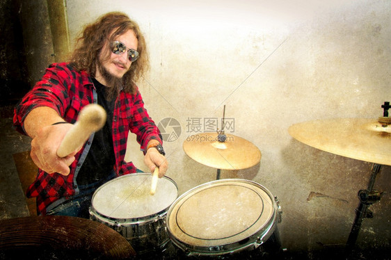 鼓槌乐趣金属摇滚鼓手拿着棍和玩雷特罗老古的格隆图画图片