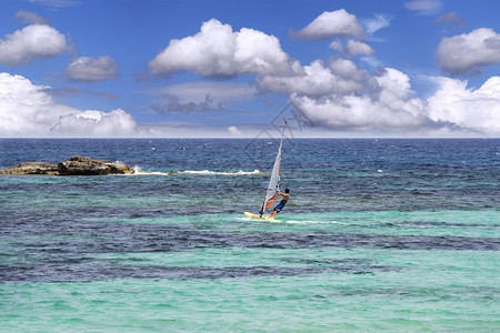 波浪地平线夏天海面和蓝空背景的风浪图片