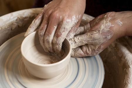 掌握作坊脏手造型粘土陶工的轮子湿图片