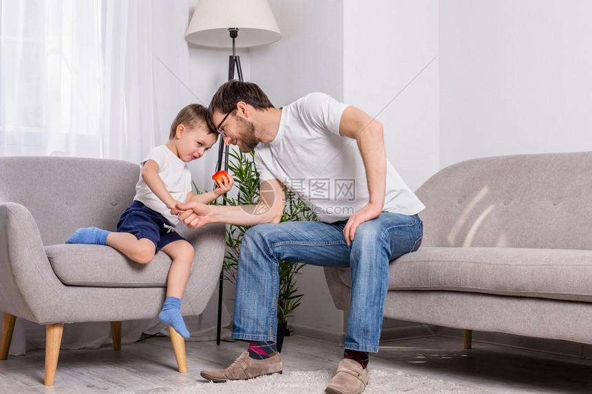 房间沟通父亲和年幼的儿子在家里客厅讨论一些严肃的事情信任家庭关系心理学父亲和年幼的儿子在家里客厅讨论一些严肃的事情误解图片