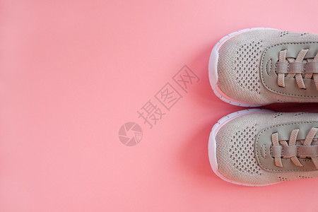 运动健康生活方式概念新灰色运动鞋在粉红壁画上贴纸的粉红色背景程序中新图片