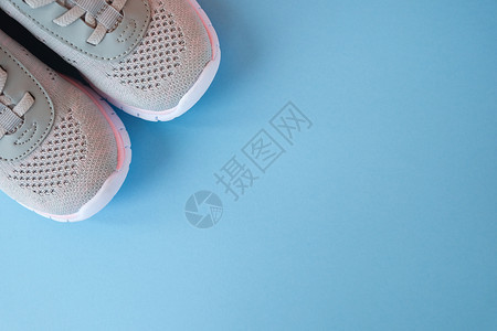 平坦的鞋带运动健康生活方式概念新灰色运动鞋在面贴蓝色背景的面上颜色图片