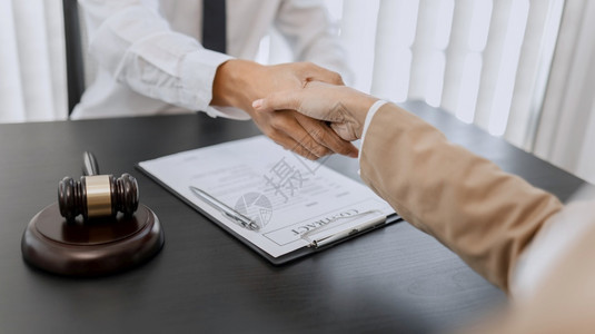 推荐律师咨询顾问与事务所客户握手沟通法理图片
