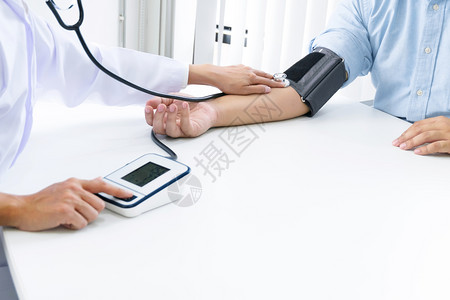 测量病人血压的医生图片