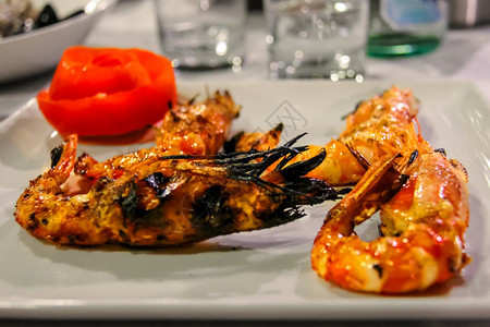 新鲜的小吃传统意大利餐馆的烤虾加餐板蛤图片