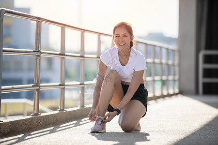 户外健身锻炼的女人图片