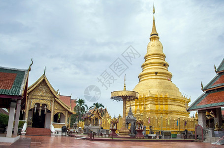 蓝色的城市哈里彭猜在泰国北部兰芬的Hariphunchai寺WhatPhraHariphunchai图片