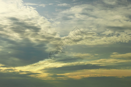 偏远日落时太阳光穿过浓密的云层闪耀着阴暗的乌云闪电灰蒙图片