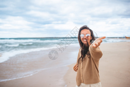 奢华目的地松弛年轻快乐的女子在海滩度假年轻快乐的女子在海滩度假图片