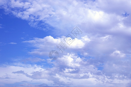 蓝色天空中的白云颜色蓝天阴霾图片