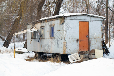 冬季城市郊区的老旧生锈被遗弃的马车或拖预告片旅行冬天图片