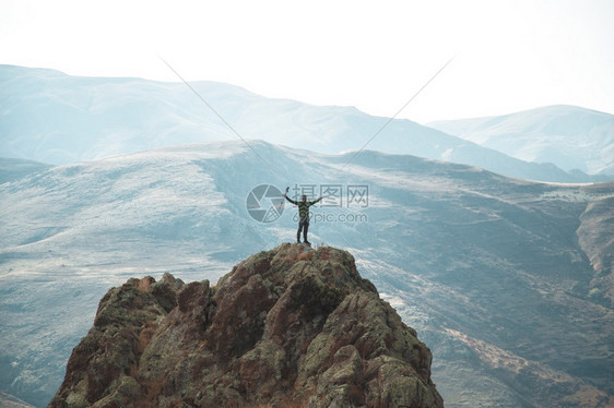 山顶的希克人在山顶的希克人活动年轻的男图片