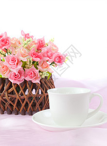 木头粉红色织物背景中木篮的粉红玫瑰杯子美丽的图片