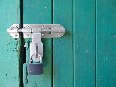 以旧光糊贴蓝色木壁背景锁定的密钥入口木头金属图片