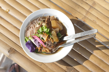 筷子亚洲人火腿大米面汤和蘑菇图片