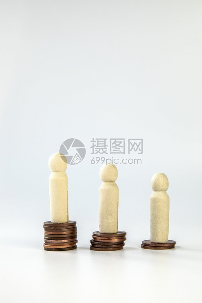 站在不同高度的硬币堆上微型人与财富的概念商业和金融概念在白色背景上与复制空间隔离一个人贫穷另有丰富的文本空间微型人站在不同高度的图片