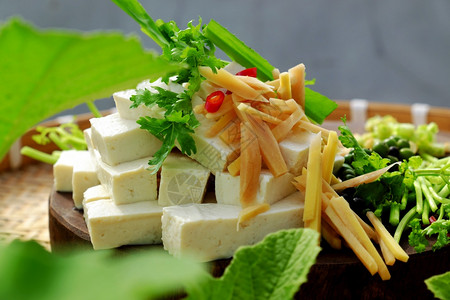 肉生的炒豆腐煮菜原材料配有酱汁和姜辣椒闭片白豆腐和香料准备在木制剪柴板上做饭简单自制素食油炸图片