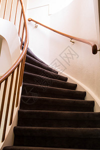 扶手干净的酒店现代木制螺旋楼梯在住宅豪华设计的新公寓中有木台阶图片