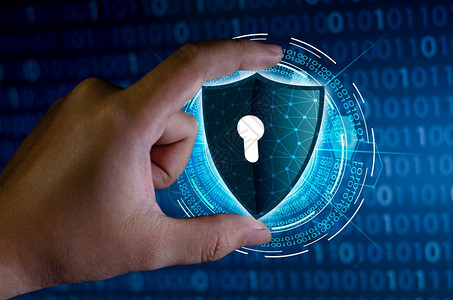 商人握手保护网络空间信息商人持盾牌保护图标网络安全计算机并保护你的数据概念保密商人们握手保护网络信息险线框蓝色的图片