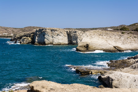 巡航支撑米洛斯岛海与岩石和浪的景Milos岛海与岩石和景观图片