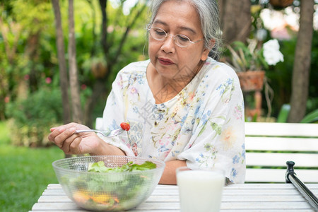 独自的看护人亚洲老年妇女厌食不快对饭说独自在家养老吃无聊味的食物没有胃口保健概念和老年人照顾者喂养图片