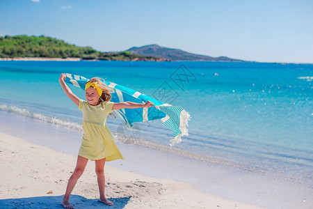 支撑闲暇旅行暑假在海滩上的可爱小女孩暑假在海滩上的可爱小女孩图片