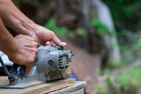 专业的砂纸机木匠用打磨平滑木头的沙纸工艺力量图片