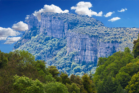 西班牙美丽的山地风景蓝天的色空夏高地结石图片