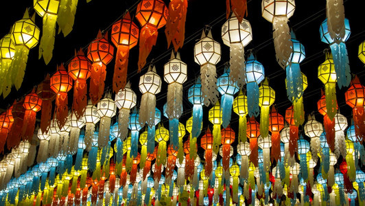 红色的亚洲人宗教在泰兰北部的劳来庆节夜空照明灯笼亮着彩色挂图片