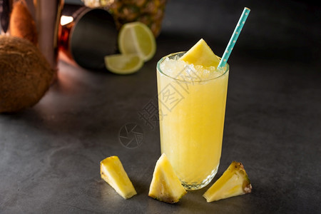 石背景中带菠萝椰子和柠檬的鸡尾酒寒冷冲床清爽图片