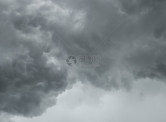 暴雨天气前空背景的黑暗云层在雨天来临之前不祥的风暴下雨图片