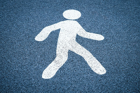 黑色的湿暗沥青地板上行人街道标志的步行颜色运输图片