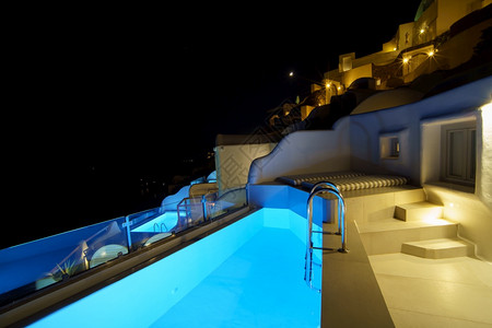 希腊圣托里尼奥亚的White旅馆浪漫村落夜泳池边自然蜜月天堂图片
