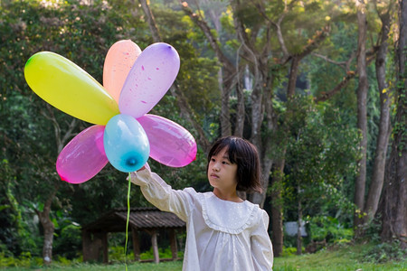 丰富多彩的孩子们在公园户外露天玩多彩具气球的女童孩肖像保持图片