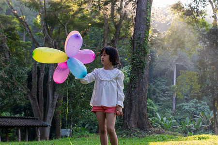 孩子们在公园户外露天玩多彩具气球的女童孩肖像草地红色的图片