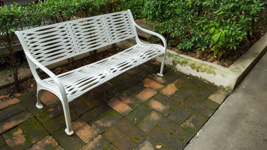 公园中的钢白椅子用作背景途采新鲜的扶手椅图片