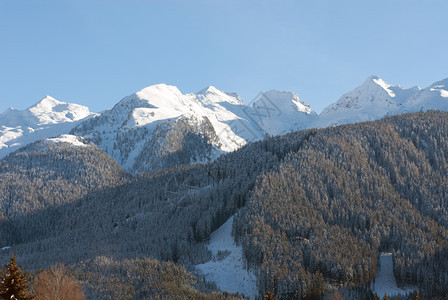 风景优美环境在意大利北部多洛米特人区的一幅闪光冬季景象天图片