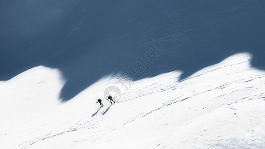 高山滑雪者图片